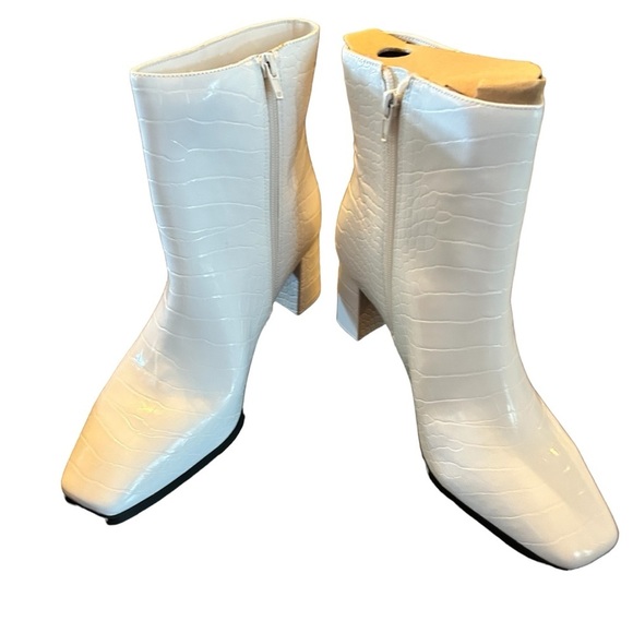 INC International Concepts Shoes - International Concepts Dashap White Crocodile Boots size 12